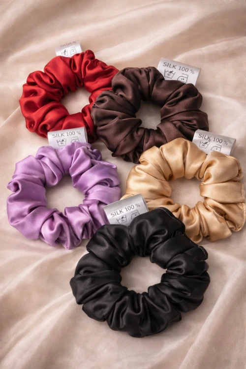 Jedwabne scrunchie na beżowym tle.png